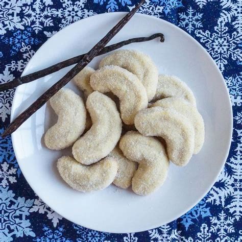Sprinkle with additional cocoa nibs, bake for 30 minutes at 300f, lower the temperature of your oven if they brown too fast. Vanillekipferl (Austrian Vanilla Crescent Cookies ...