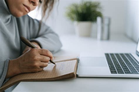 有关人 側面圖 在家工作 女人 寫作 工作的 特写 筆記本 筆記本電腦 鋼筆 面目全非的免费素材图片