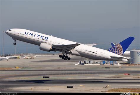 N204ua United Airlines Boeing 777 200 At San Francisco Intl Photo