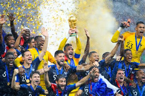 Tous les quatre ans, les footeux, toutes générations confondues, se concentrent sur la coupe du monde. PHOTOS / Coupe du monde 2018 : ces 45 clichés du sacre des Bleus pour l'éternité - Football ...