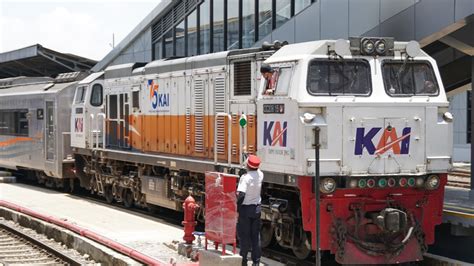 Artikel kereta api sarong budaya. Foto: Logo Baru KAI Nempel di Lokomotif dan Gerbong Kereta ...