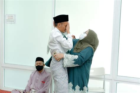 Tatkala aku kaya kaya dan anakku miskin, aku lelaki itu berhenti sejenak, menundukkan kepala dan terisak. Selepas akad nikah, semua tergamam… anak lelaki tunggal ...