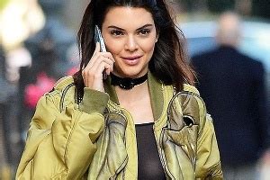 Kendall Jenner deixa piercing no seio à mostra Notícias BOL