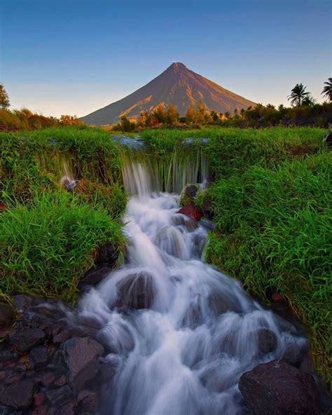 Mayon Volcano Albay In 2020 Philippines Volcano Beautiful Places