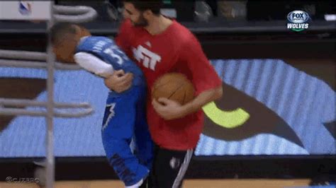 Sigue toda la información de la nba, la liga de baloncesto de estados unidos. Ricky Rubio spinning with one of Thad Young's kids : nbaww