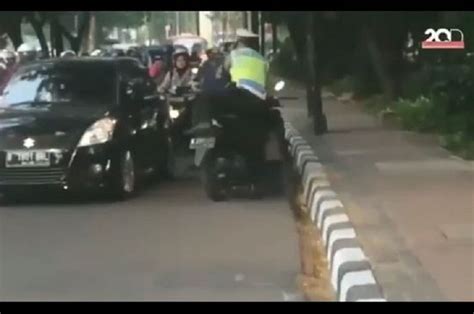 Video Unik Nih Sob Polisi Bonceng Pelanggar Lalu Lintas Gridoto Com
