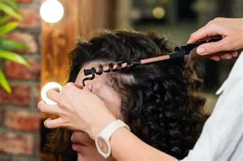 How To Use A Curling Wand For Beautiful Curls According To Hair Expert