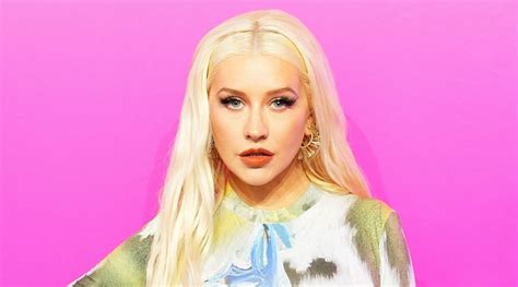 Christina Aguilera Is A Glam Goddess In Gold Designer Gown Si Lifestyle