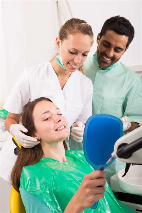 牙科诊所里的牙医与检查牙齿的人系列 牙科诊所里的牙医与检查牙齿的人图片 高清图片 图片素材 寻图免费打包下载