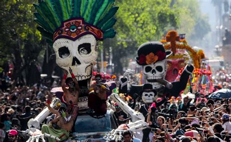 Desfile De Día De Muertos Reúne A 250 Mil Personas
