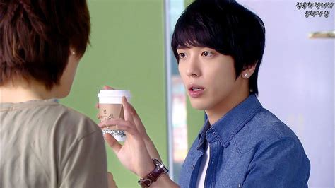 Serial save me ini menceritakan tentang 4 orang pria yang tidak memiliki pekerjaan yang bertemu dengan seorang wanita di sebuah gang. Neon Naege Banhaesseo, a.k.a. Heartstrings, a.k.a. You've ...