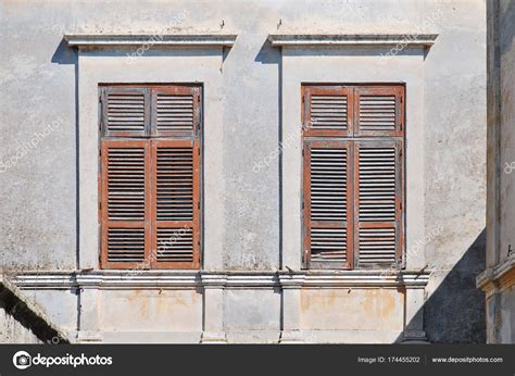 Sign in | create account. Viejas ventanas con postigos de madera del sol — Foto de ...