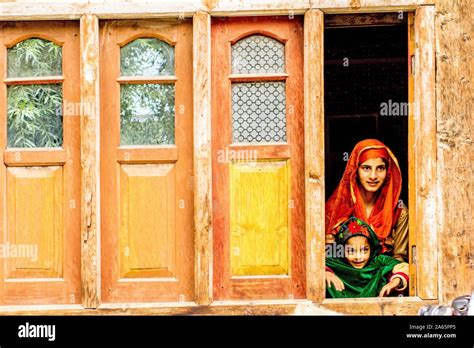 Kashmiri Girls Hi Res Stock Photography And Images Alamy