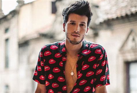 Yatra is noted for his romantic lyrics, melding traditional lyricism with modern reggaeton influences. Sebastián Yatra e Isabel Moner conquistan al público con ...