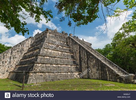 The Ancient Mayan Pyramids At Chichen Itza Mexico Stock Photo Alamy