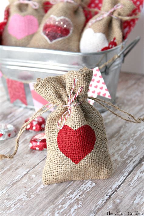 Looking for a unique valentine's day gift for that special someone? DIY Valentine's Day Burlap Gift Bags
