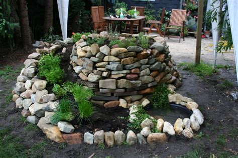 Der schmetterlingsflieder gedeiht in jedem garten gut und liebt sonne und halbschatten. Göga wollte ne Kräuterspirale und jetzt bepflanzt ...