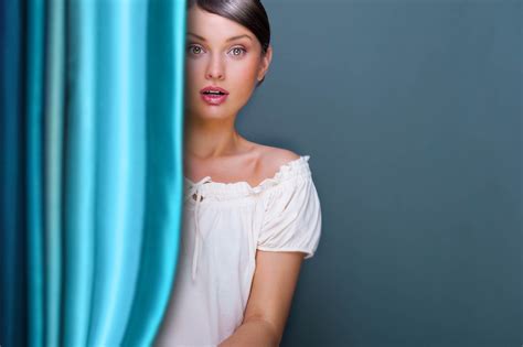 Masaüstü Model Uzun Saç Esmer Fotoğraf Elbise Mavi Kahverengi Gözler Moda Perdeler