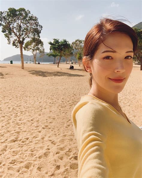 許瑋甯不久前和女性友人飛往夏威夷，原以為是度假散心，直到她19日凌晨在社群網站寫下：「today is your big day. 「許瑋甯」機場時尚超惹火!外套扣子一解…半球蹦出 長裙高衩開到大腿