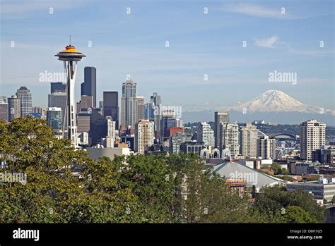 Seattle Skyline And Mount Rainier Stock Photo Alamy