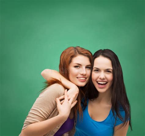 Twee Lachende Meisjes Die Elkaar Bekijken Stock Afbeelding Image Of