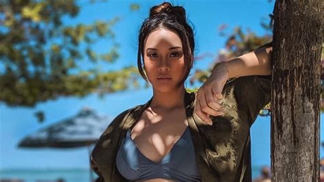 Pose Seksi Anya Geraldine Dari Pantai Hingga Kolam Hot Okezone The