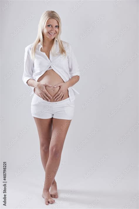Foto De Sexy Junge Schwangere Frau Formt Herz Am Babybauch Do Stock