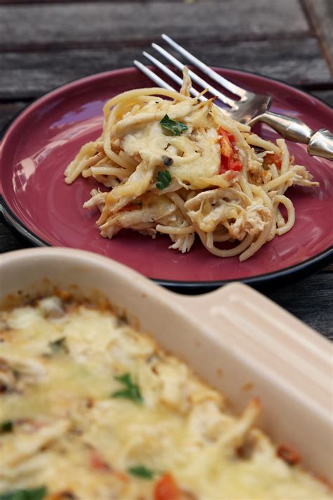 Add chicken, garlic & onion powder. Chicken Spaghetti Casserole Recipe | POPSUGAR Food