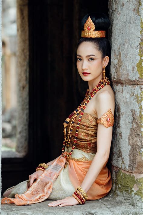 แต้ว ณฐพร สำเร็จการศึกษาชั้นอนุบาลและประถมศึกษาจากโรงเรียนพระมารดานิจจานุเคราะห์ ชั้นมัธยมศึกษาต้นและปลายจากโรงเรียนบดินทรเดชา (สิงห์ สิงหเสนี) และระดับปริญญาตรีจากคณะสถาปัตยกรรมศาสตร์ จุฬาลงกรณ์มหาวิทยาลัย ได้รับเกียรตินิยมอันดับสอง เข้ารับพระราชทานปริญญาบัตรเมื่อวันศุกร์ ที่ 20 กรกฎาคม พ.ศ. อัลบั้มภาพ รวมละครแต้ว ณฐพร แต้ว ณฐพร ละคร
