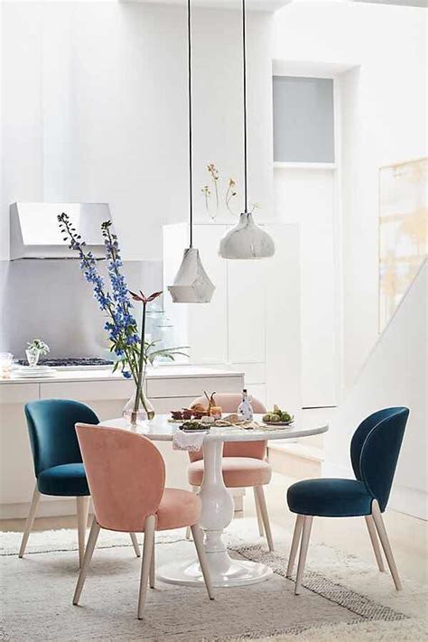 Un gran mueble en un lugar pequeño romperá con la estética del sitio, además de que lo hará ver reducido y será como tener un gran sillón en una caja de fósforo. Comedores Modernos 2018 • Ideas Inspiradoras para tu Hogar