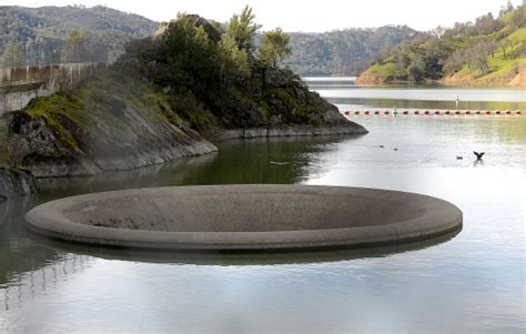 How does 'the glory hole' at lake berryessa work? Lake Berryessa water level is just below lip of the Glory ...