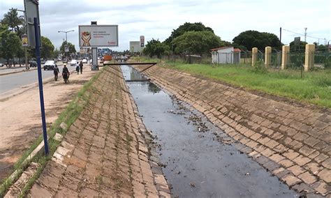 Município de Maputo cede à pressão e limpa valas de drenagem