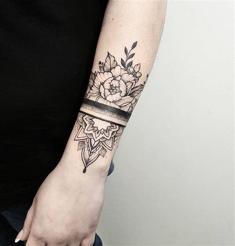 Právě umístění kostí těsně pod povrchem kůže způsobuje při tomto tetování poměrnou bolest. Mandala & Peony 🖤 Děkuju moc za statečnost! | Tatuagem bracelete feminino, Tatuagem bracelete ...