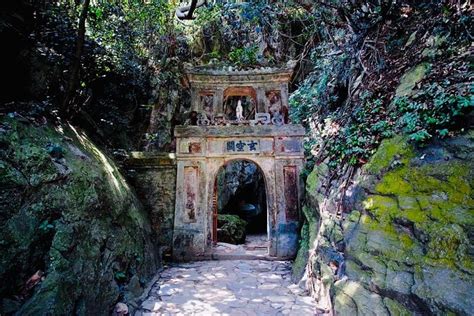 The marble mountains (five elements mountains) is a cluster of five hills is located 9km south of da nang, on the way to hoi an. Marble Mountain - Hoi An ancient Town 1 day