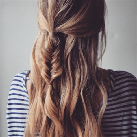 Beach hairstyle for the not so long hair. 15 Gorgeous Beach Hair Ideas for Summer