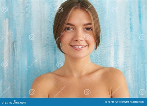 Portret Van Een Naakt Meisje Met Mooie Die Glimlach En Haar Wordt Gekamd Bij Stock Afbeelding