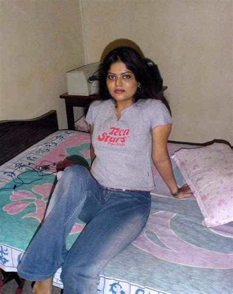 Desi Mallu Hot Masala Actress Neha Nair In Hot Cleavage And T Shirt