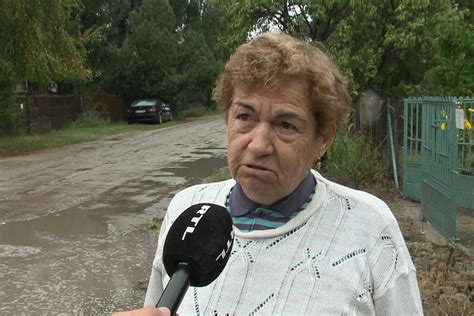 Megbüntettek egy idős nőt Sándorfalván, mert betömött egy kátyút | Röviden