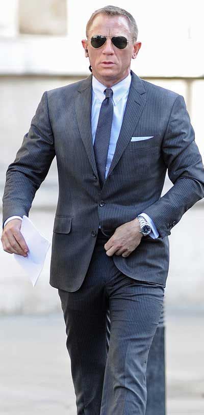 daniel craig james bond in skyfall wearing tom ford sunglasses bond suits james bond suit