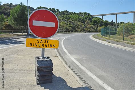 Panneaux Routiers Provisoires Sauf Riverains Sens Interdit Stock