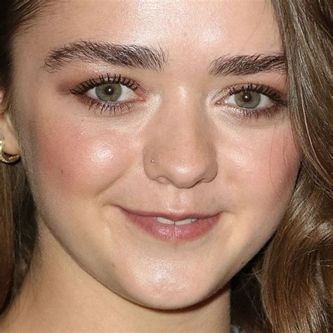 Maisie Williams Makeup Bronze Eyeshadow And Clear Lip Gloss Steal Her
