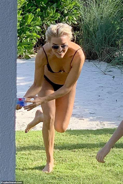 Megyn Kelly Shows Off Her Bikini Body On A Family Getaway In The Bahamas Daily Mail Online