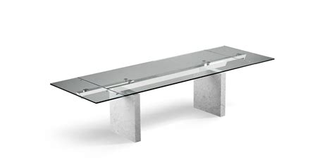 The top of the table consists of a glass plate. STONE SQUARE DINING TABLE - Roche Bobois