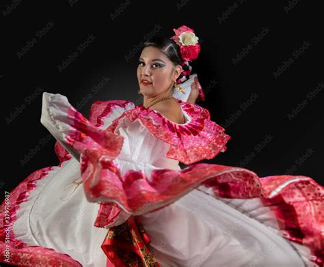 Mujer Mexicana Con Traje Folklorico Tradicional De Colima Vestido Blanco Con Adornos En Color