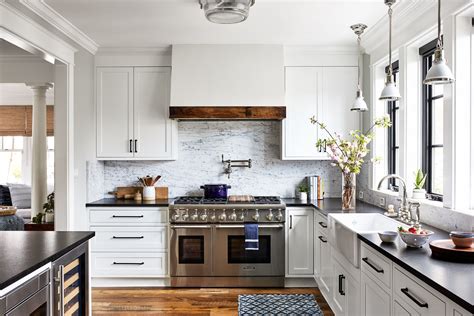 This Kitchen Continues With The Wow Factor The Edgy Marble Backsplash