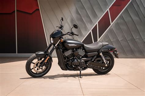 It does not sport a fuel gauge and warns you about the low fuel warning light that comes on when there is about 1.5litres fuel. Harley Davidson Street 750 Price BS6 , Mileage, Images ...