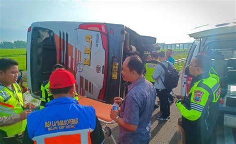 Kecelakaan Maut Bus Eka Tabrak Truk Di Tol Nganjuk Dua Orang Tewas