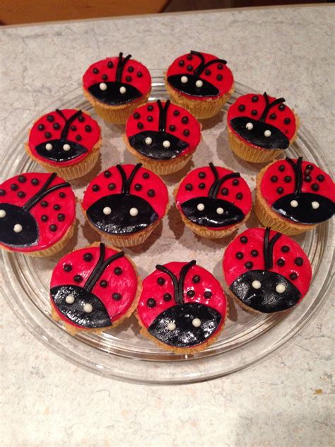 Finde diesen pin und vieles mehr auf rezepte von roger nigg. Marienkäfer Cupcakes für den kleinen Käfer | Marienkäfer ...