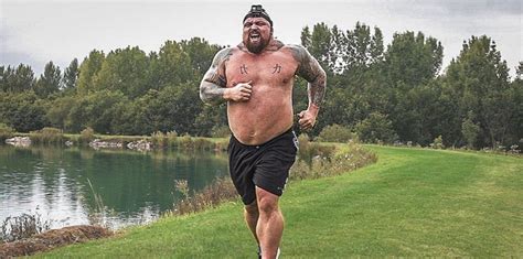 Watch Worlds Strongest Man Runs 15 Miles In Navy Seal Fitness Test