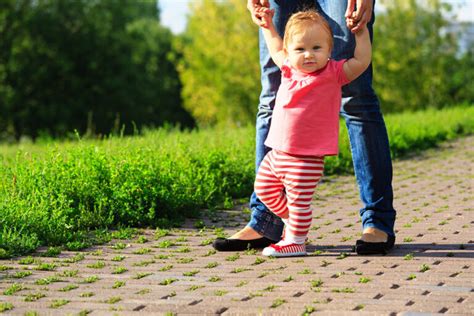 Am ersten schultag bekommen die kinder von ihren eltern eine „schultüte mit süßigkeiten und kleinen geschenken. Erste Schuhe fürs Baby: Wann ist der richtige Zeitpunkt ...